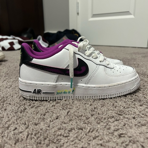 Nike AirForce size 4.5 - Picture 2 of 2